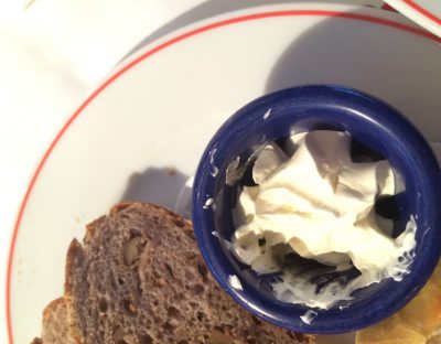Brot mit Butter. Bild: Anastasia Umrik